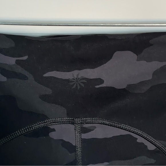 Athleta Ultimate Stash Pocket 7/8 Tight Camouflage Black Gray - 29976 - Picture 12 of 16